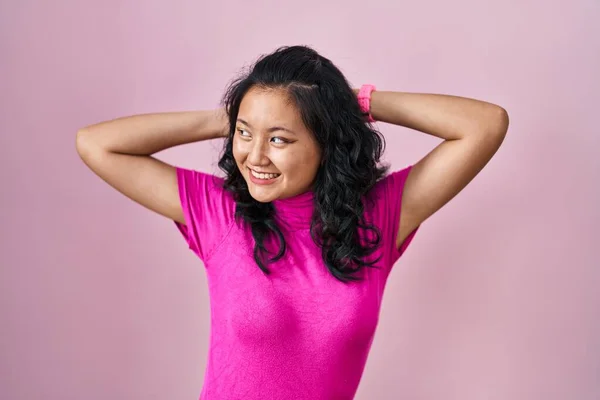 Jonge Aziatische Vrouw Staan Roze Achtergrond Ontspannen Stretching Armen Handen — Stockfoto