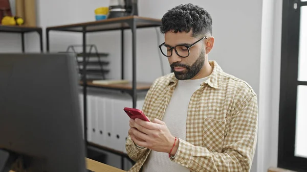 Jovem Hispânico Homem Trabalhador Negócios Usando Smartphone Trabalhando Escritório — Fotografia de Stock