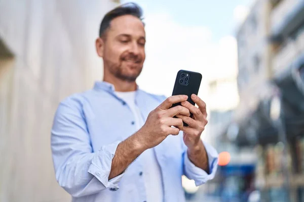Jonge Blanke Man Glimlacht Vol Vertrouwen Met Behulp Van Smartphone — Stockfoto