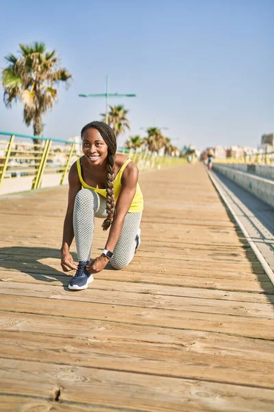 Αφροαμερικανή Γυναίκα Χαμογελά Σίγουρος Δέσιμο Παπούτσι Στο Δρόμο — Φωτογραφία Αρχείου