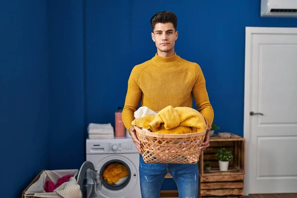 Een Jonge Spaanse Man Met Een Ontspannen Wasmand Met Een — Stockfoto
