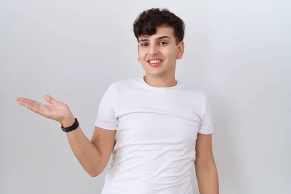Jonge Niet Binaire Man Met Casual Wit Shirt Lachend Vrolijke — Stockfoto