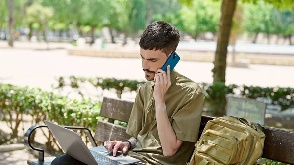 Genç Spanyol Turist Parkta Bilgisayarla Akıllı Telefondan Konuşuyor — Stok fotoğraf