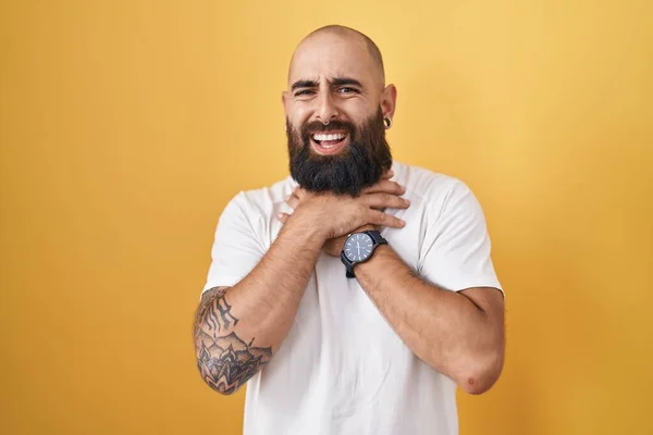 Junger Hispanischer Mann Mit Bart Und Tätowierungen Der Vor Gelbem — Stockfoto