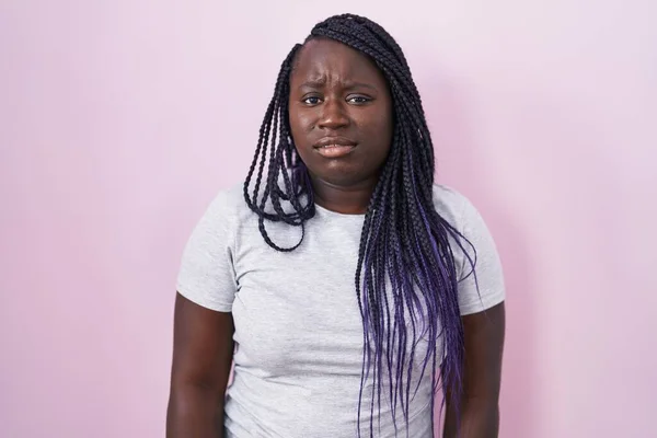 Ung Afrikansk Kvinna Står Över Rosa Bakgrund Ser Sömnig Och — Stockfoto