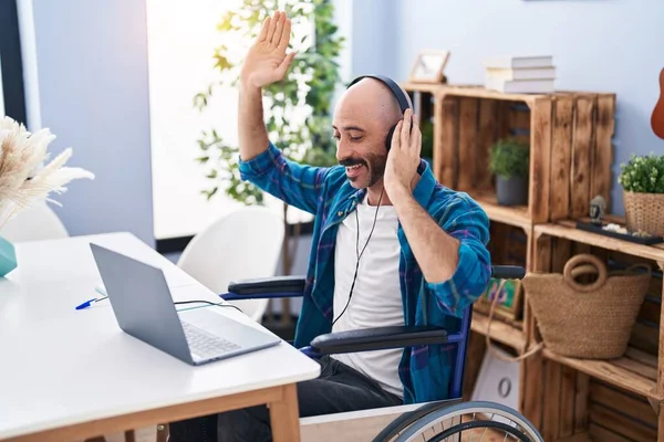 Νεαρός Ισπανόφωνος Ακούγοντας Μουσική Καθισμένος Αναπηρικό Καροτσάκι Στο Σπίτι — Φωτογραφία Αρχείου