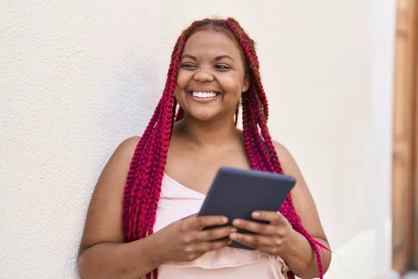 Αφροαμερικανή Γυναίκα Χαμογελά Αυτοπεποίθηση Χρησιμοποιώντας Touchpad Στο Δρόμο — Φωτογραφία Αρχείου