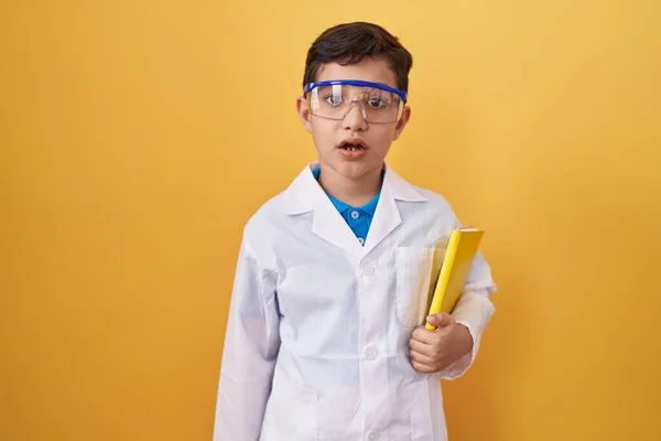 小さなヒスパニック系の少年は 科学者の眼鏡をかけて怖がって 驚きのために口を開けて驚いて 不信の顔 — ストック写真
