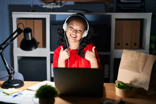 Ofiste Çalışan Asyalı Genç Bir Kadın Bilgisayarında Gece Başarısı Işareti — Stok fotoğraf