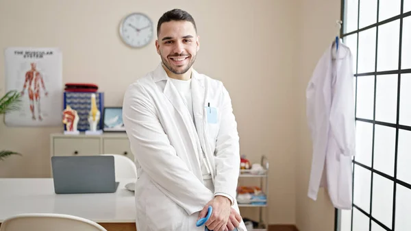 Ung Latinamerikansk Man Läkare Ler Säker Stående Kliniken — Stockfoto