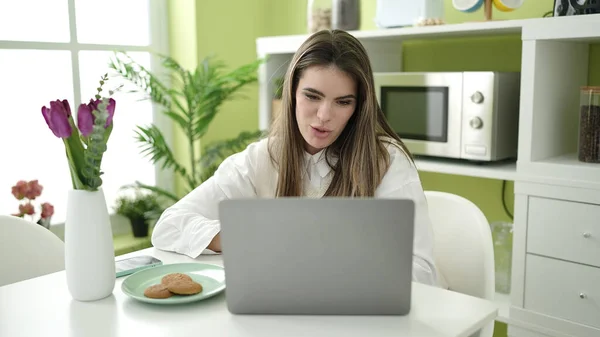 Genç Güzel Spanyol Kadın Yemek Odasında Dizüstü Bilgisayar Kullanarak Kurabiye — Stok fotoğraf