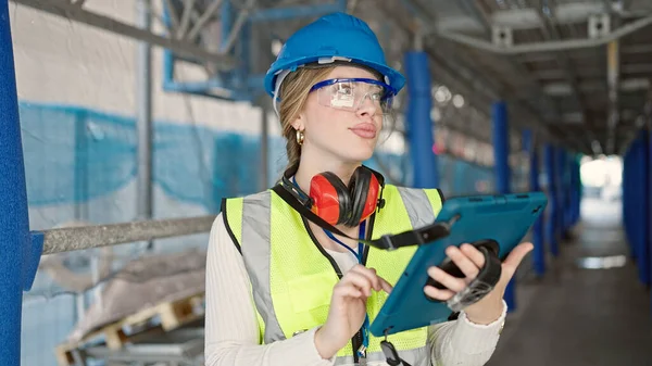 Young Blonde Woman Architect Using Touchpad Street — Stock Photo, Image
