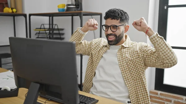 Jovem Trabalhador Negócios Hispânico Usando Computador Trabalhando Com Expressão Vencedora — Fotografia de Stock