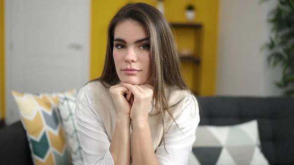 Young Beautiful Hispanic Woman Sitting Sofa Serious Expression Home — 스톡 사진