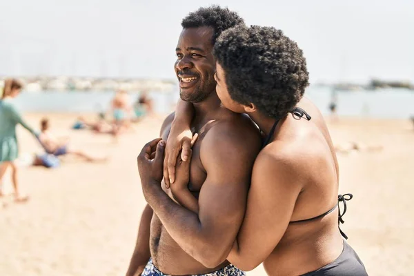 Αφροαμερικανοί Άντρες Και Γυναίκες Που Φορούν Μαγιό Αγκαλιασμένοι Στην Παραλία — Φωτογραφία Αρχείου