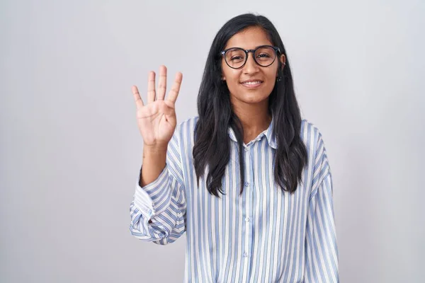Junge Hispanische Frau Mit Brille Zeigt Mit Finger Nummer Vier — Stockfoto