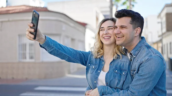 Man Och Kvinna Par Står Tillsammans Gör Selfie Med Smartphone — Stockfoto
