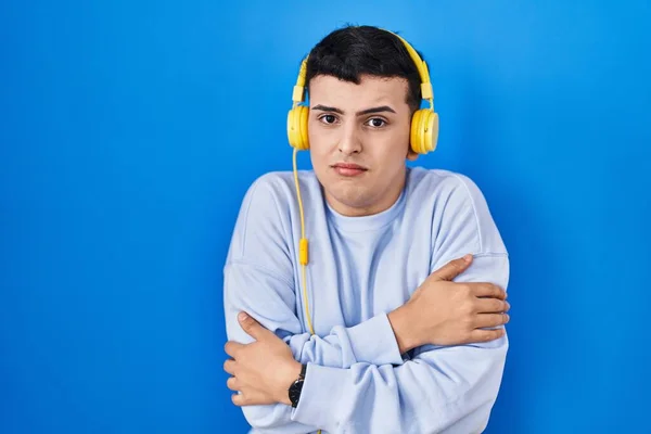 Δυαδικό Πρόσωπο Που Ακούει Μουσική Χρησιμοποιώντας Ακουστικά Ανακίνηση Και Κατάψυξη — Φωτογραφία Αρχείου