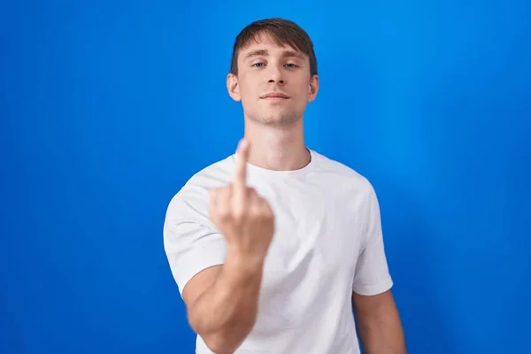 Caucasian Blond Man Standing Blue Background Showing Middle Finger Impolite — Stockfoto