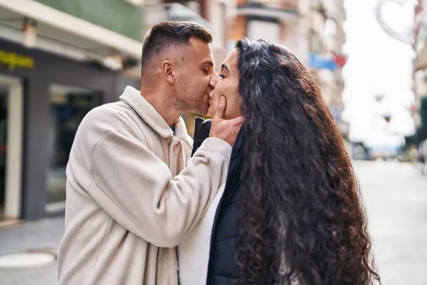 Man Woman Couple Standing Together Kissing Street — 스톡 사진
