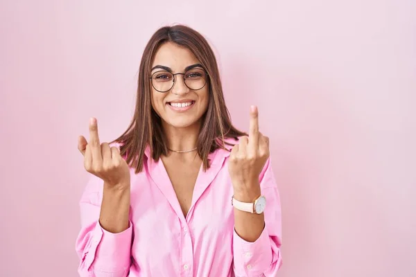 Young Hispanic Woman Wearing Glasses Standing Pink Background Showing Middle — Stock Photo, Image