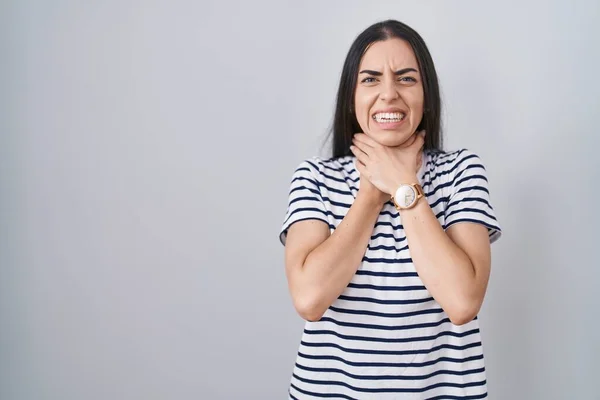 Mujer Morena Joven Con Camiseta Rayas Gritando Asfixiarse Porque Estrangulamiento — Foto de Stock