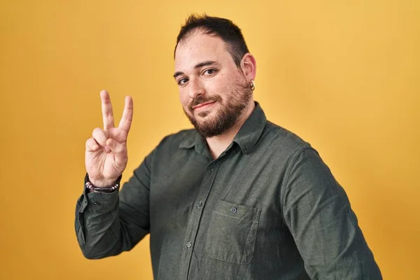 Além Homem Hispânico Tamanho Com Barba Sobre Fundo Amarelo Sorrindo — Fotografia de Stock