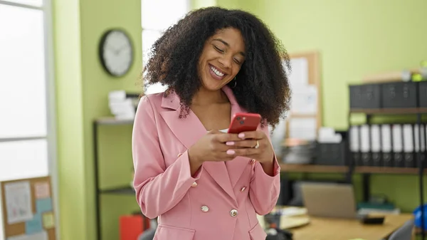 Afroamerikansk Kvinna Företagare Ler Säker Att Använda Smartphone Kontoret — Stockfoto