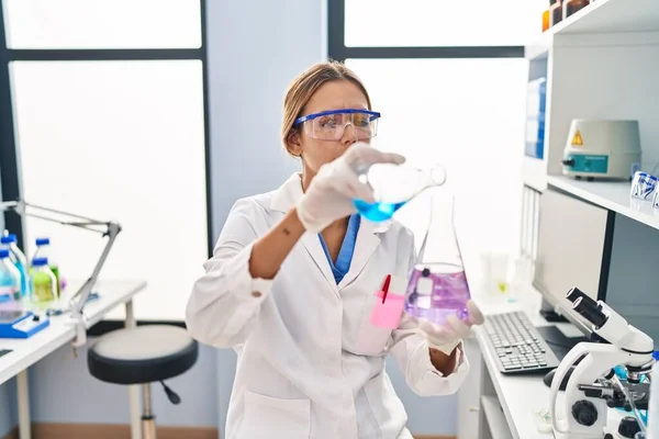 Jonge Spaanse Vrouw Wetenschapper Gieten Vloeistof Reageerbuis Het Laboratorium — Stockfoto