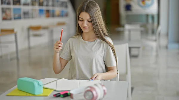 Kütüphanede Kalem Kullanan Genç Güzel Bir Kız Öğrenci — Stok fotoğraf