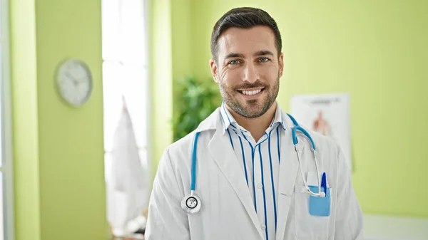 Young Hispanic Man Doctor Smiling Confident Standing Clinic — Stock Photo, Image
