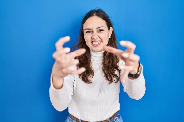 Junge Hispanische Frau Steht Vor Blauem Hintergrund Und Schreit Frustriert — Stockfoto