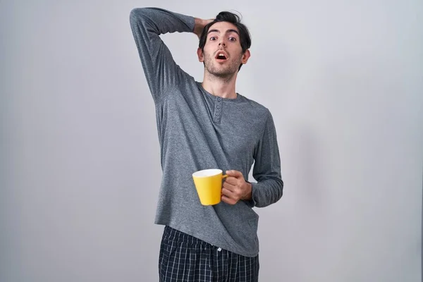 Fiatal Spanyol Férfi Pizsamában Iszik Egy Csésze Kávét Őrült Ijedt — Stock Fotó