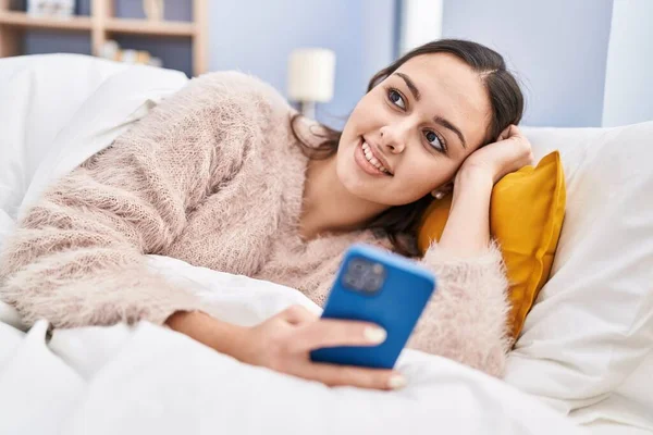 Joven Mujer Hispana Hermosa Usando Teléfono Inteligente Acostado Cama Dormitorio —  Fotos de Stock