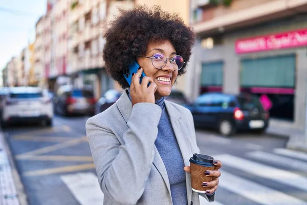 Afričanky Americká Žena Výkonný Mluvit Smartphone Pití Kávy Ulici — Stock fotografie
