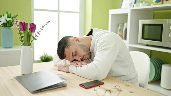 Jonge Spaanse Man Slaapt Tafel Eetzaal — Stockfoto