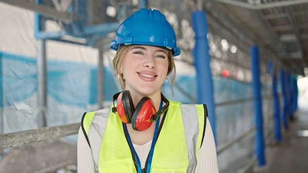 Junge Blonde Architektin Lächelt Selbstbewusst Und Trägt Schutzbrille Auf Der — Stockfoto
