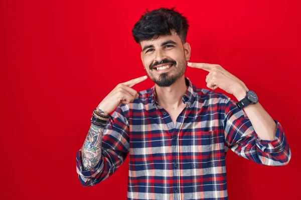 Homem Hispânico Jovem Com Barba Sobre Fundo Vermelho Sorrindo Alegre — Fotografia de Stock