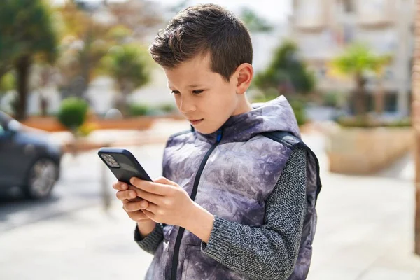 Ξανθό Παιδί Χρησιμοποιώντας Smartphone Στο Δρόμο — Φωτογραφία Αρχείου