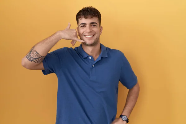 Young Hispanic Man Standing Yellow Background Smiling Doing Phone Gesture — Stock Photo, Image