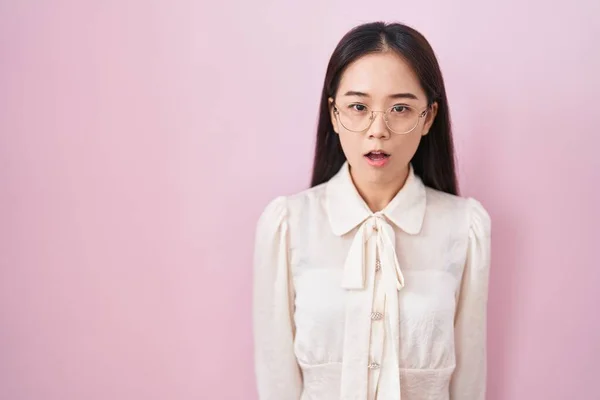Jovem Chinesa Sobre Fundo Rosa Com Medo Chocado Com Expressão — Fotografia de Stock