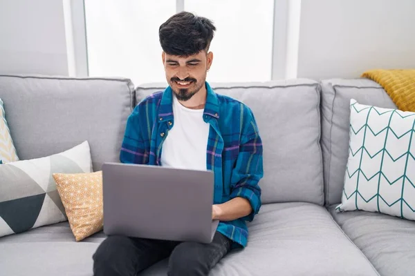 Young Hispanic Man Using Laptop Sitting Sofa Home — Fotografia de Stock