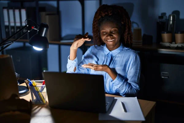 Mujer Africana Que Trabaja Oficina Por Noche Haciendo Gestos Con — Foto de Stock