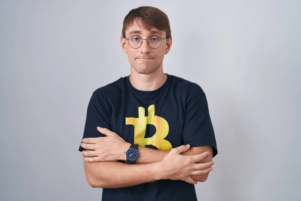 Bitcoin Tişört Giyen Beyaz Sarışın Bir Adam Kış Soğuğu Için — Stok fotoğraf