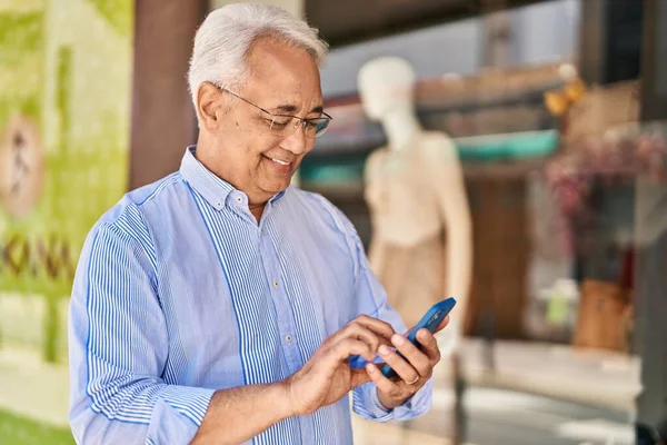 Senior Man Lacht Vol Vertrouwen Met Behulp Van Smartphone Straat — Stockfoto