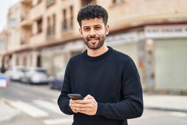 Junger Araber Lächelt Selbstbewusst Mit Smartphone Auf Der Straße — Stockfoto