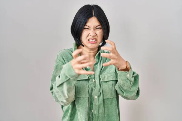 Молодая Азиатка Стоящая Белом Фоне Кричащая Расстроенная Яростью Руки Пытающиеся — стоковое фото