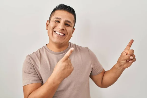 Jovem Hispânico Sobre Fundo Branco Sorrindo Olhando Para Câmera Apontando — Fotografia de Stock