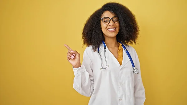 Afrikanisch Amerikanische Ärztin Lächelt Und Zeigt Zur Seite Über Gelbem — Stockfoto