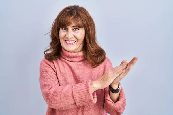 Middle Age Hispanic Woman Standing Isolated Background Clapping Applauding Happy — Stok fotoğraf